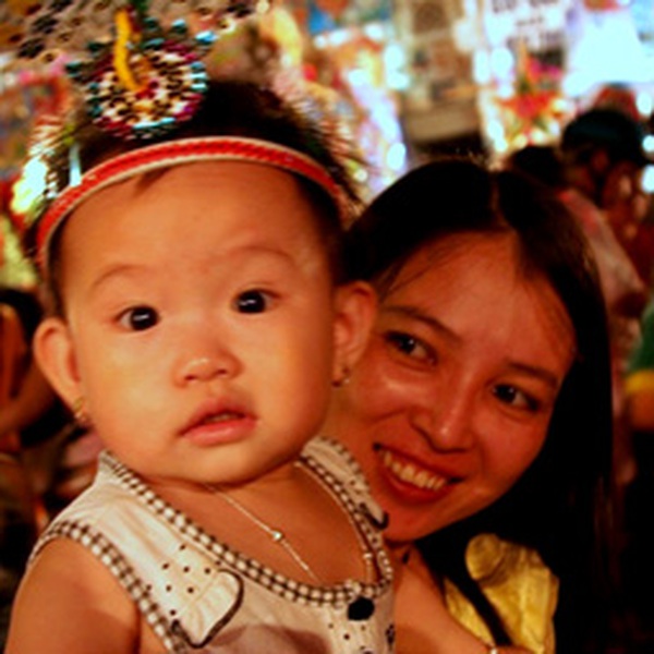 Chùm ảnh các bé nô nức đi sắm trung thu