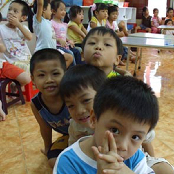 Bé 5 tuổi bị cô giáo phạt lột trần trước lớp
