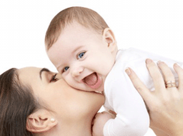 Bé 4,5 tháng tuổi chưa cứng cổ có phải còi xương?