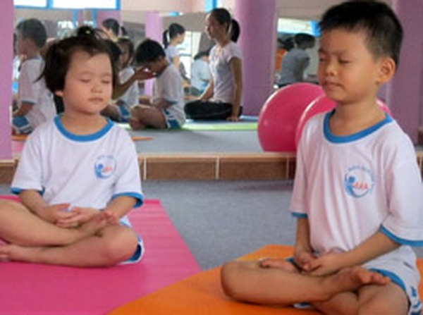 Trẻ 3 tuổi ngồi thiền yoga như người lớn
