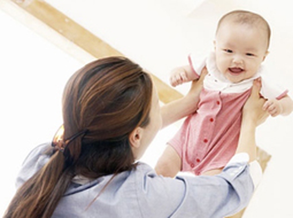 Điều trị vàng da sơ sinh cần cho bé bú đúng cữ