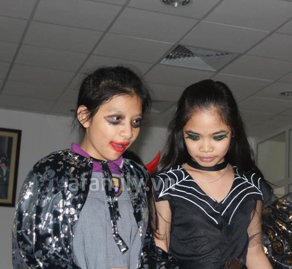 Phụ huynh háo hức đến trường chơi Halloween cùng con 18 Phụ huynh háo hức đến trường chơi Halloween cùng con 18
