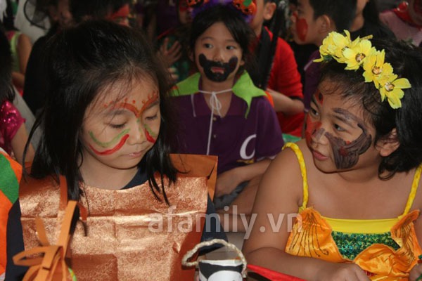 Phụ huynh háo hức đến trường chơi Halloween cùng con 20 Phụ huynh háo hức đến trường chơi Halloween cùng con 20