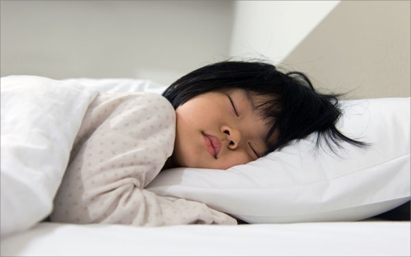 Con vào lớp 1, giờ đi ngủ tốt là từ 7h đến 7h30 tối!