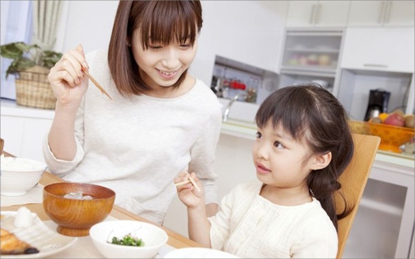 Học cách khen con "chuẩn" của mẹ Nhật