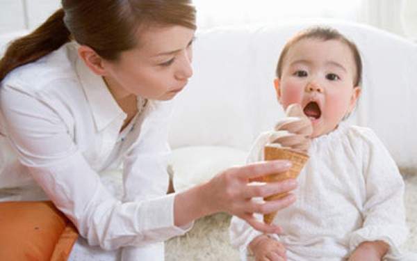 Bé 4 tuổi mới nên cho ăn kem, các mẹ nhé!