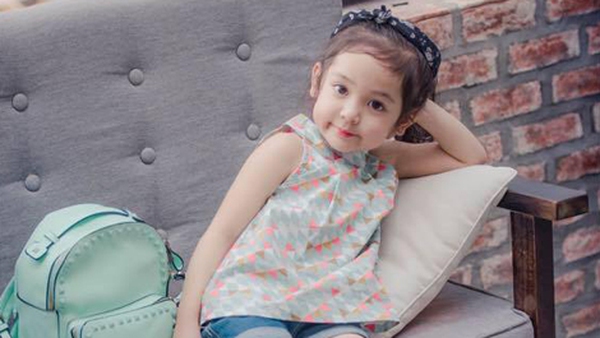 Bé gái 5 tuổi cover bài "Ngốc" của Hương Tràm siêu dễ thương