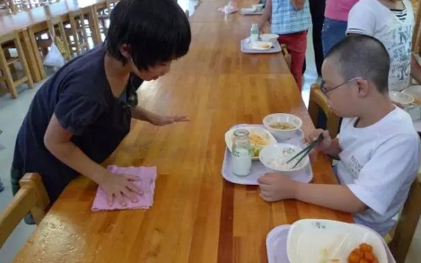 Cùng trẻ em Nhật ăn trưa mới thấm thía thế nào là thua ngay từ vạch xuất phát