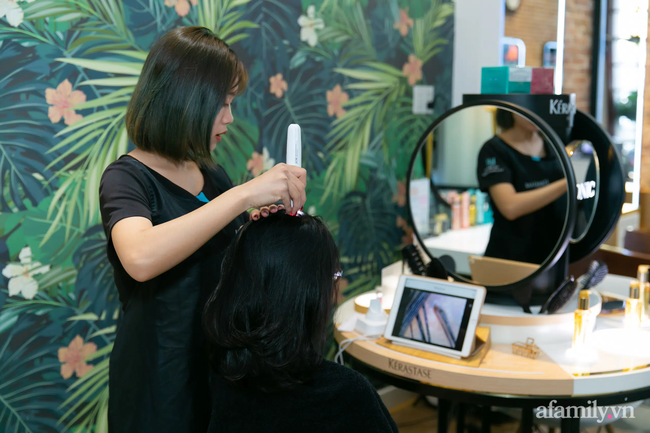Dành 30 phút để thử "cocktaik" dưỡng tóc giá 600k và cái kết bất ngờ: Chủ salon cũng chỉ luôn 3 lầm tưởng tai hại mà chị em vẫn "tin sái cổ" khi ra tiệm hấp tóc - Ảnh 1. Dành 30 phút để thử "cocktaik" dưỡng tóc giá 600k và cái kết bất ngờ: Chủ salon cũng chỉ luôn 3 lầm tưởng tai hại mà chị em vẫn "tin sái cổ" khi ra tiệm hấp tóc - Ảnh 1.