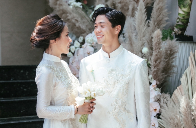 Vợ Công Phượng giản dị hết mức, lần cưới thứ 3 tại quê chồng vẫn chọn tóc búi đơn giản và áo dài đơn sắc - Ảnh 1. Vợ Công Phượng giản dị hết mức, lần cưới thứ 3 tại quê chồng vẫn chọn tóc búi đơn giản và áo dài đơn sắc - Ảnh 1.