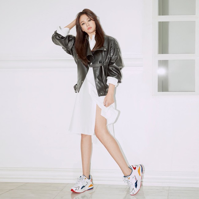 Ai mà ngờ Song Hye Kyo lớn tuổi hơn Son Ye Jin vì cô trẻ trung lấn át cả "chị đẹp" khi chung ý tưởng diện đồ - Ảnh 5. Ai mà ngờ Song Hye Kyo lớn tuổi hơn Son Ye Jin vì cô trẻ trung lấn át cả "chị đẹp" khi chung ý tưởng diện đồ - Ảnh 5.