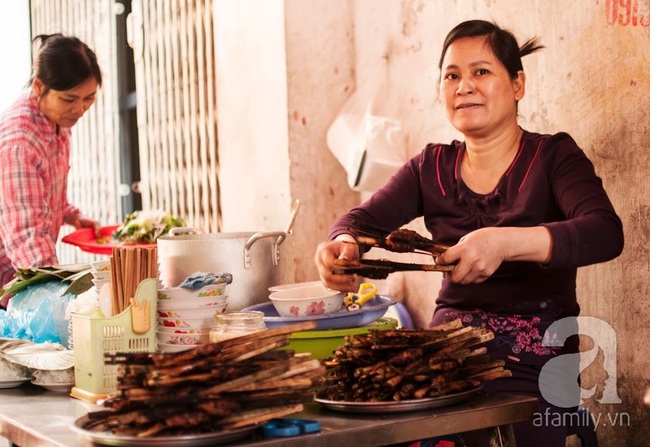 Ngày nghỉ đầu năm, nhất định phải ghé qua hàng bún chả kẹp que tre 30 năm ngõ Phất Lộc đến cái khói cũng thơm - Ảnh 1.