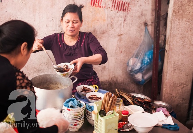 Ngày nghỉ đầu năm, nhất định phải ghé qua hàng bún chả kẹp que tre 30 năm ngõ Phất Lộc đến cái khói cũng thơm - Ảnh 20.