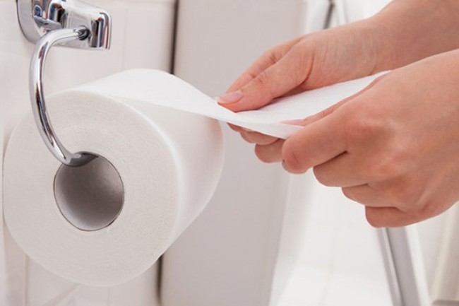 Nếu bạn vẫn dùng giấy vệ sinh sau khi đi tiểu nhất định phải biết sự thật đáng sợ này - Ảnh 1.