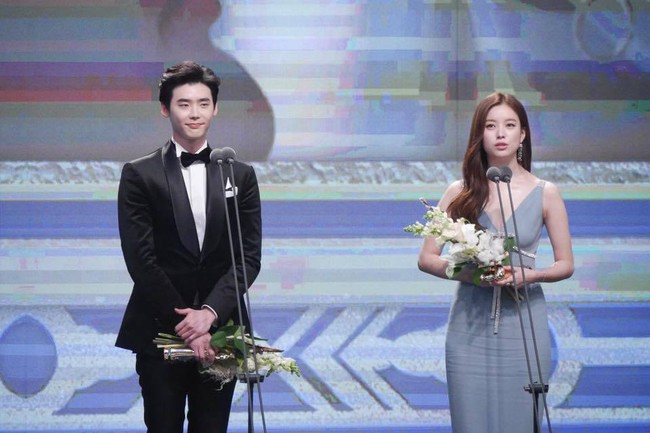 Lee Jong Suk nhận cúp mỏi tay, Two Worlds thắng áp đảo - Ảnh 4.