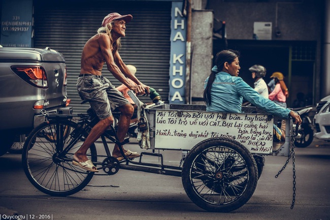  Cụ ông lái xe ba gác ở Sài Gòn: Lãng tử, phong trần và rất ngầu - Ảnh 2.