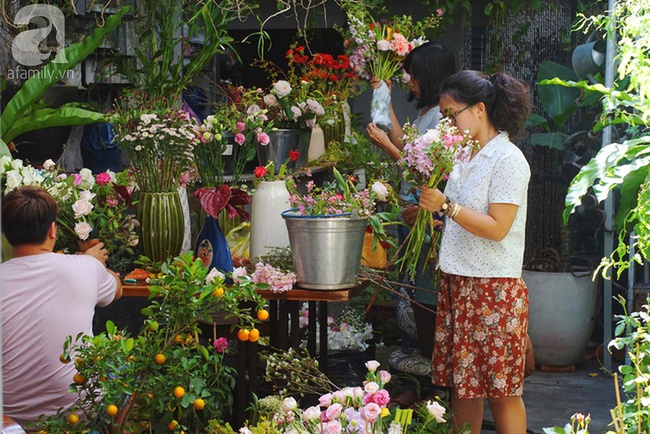 Ở Sài Gòn, có một nơi rất xinh để bạn tĩnh tâm trong không gian, đồ ăn thức uống ngập cỏ hoa - Ảnh 1.