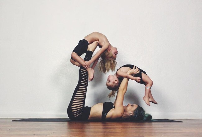 Ngẩn ngơ ngắm bộ ảnh 3 mẹ con cùng tập yoga đang gây bão Instagram - Ảnh 1.