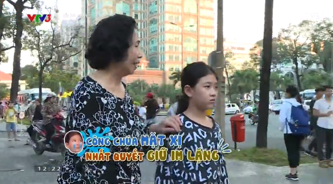 Con gái Hồng Vân tự tay làm son và đi bán kiếm tiền - Ảnh 5.