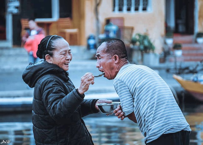 Mẹ già gần 60 năm chạy rong cho con ăn giữa cổ thị Hội An và câu chuyện chỉ ai làm mẹ mới thấm - Ảnh 1.