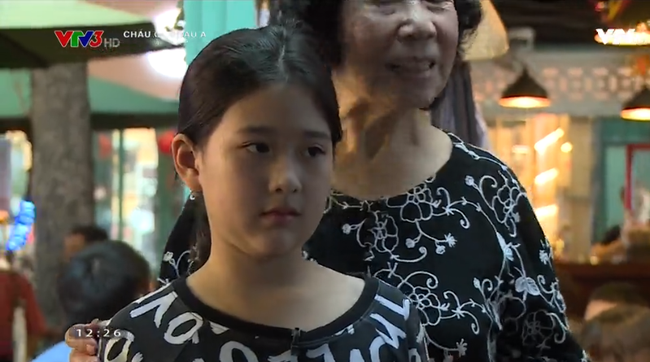 Con gái Hồng Vân tự tay làm son và đi bán kiếm tiền - Ảnh 4.