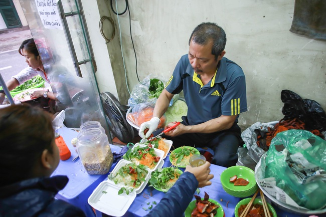 Lên phố cổ thưởng thức nộm tá lả, lắng nghe triết lý làm đủ ăn bền vững, không cần giàu của bố già vui tính - Ảnh 3.