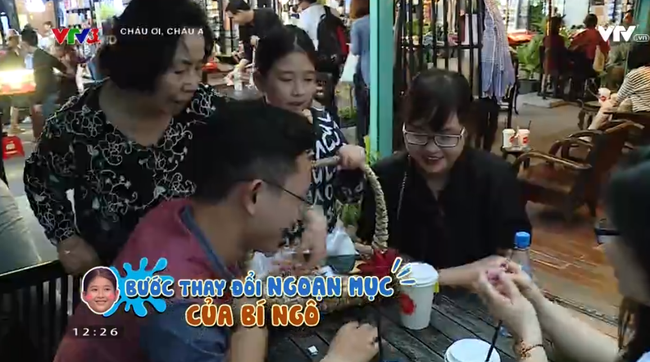 Con gái Hồng Vân tự tay làm son và đi bán kiếm tiền - Ảnh 8.