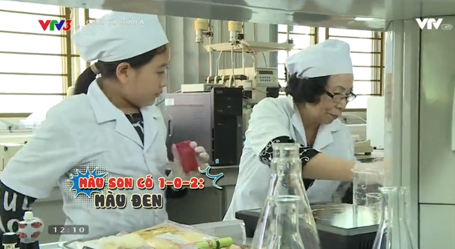 Con gái Hồng Vân tự tay làm son và đi bán kiếm tiền - Ảnh 1.