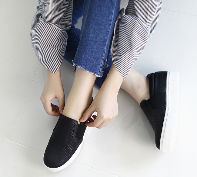 Điểm danh 11 kiểu giày bệt quen thuộc giúp nàng công sở lựa chọn được thiết kê “nịnh” chân nhất - Ảnh 28.