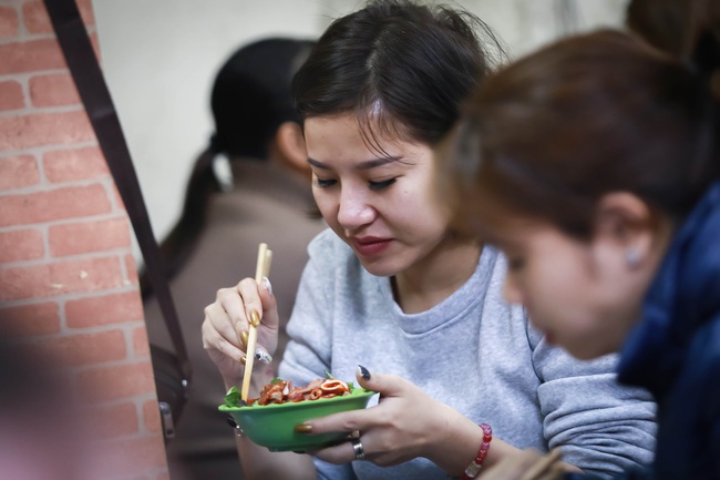 Lên phố cổ thưởng thức nộm tá lả, lắng nghe triết lý làm đủ ăn bền vững, không cần giàu của bố già vui tính - Ảnh 9.