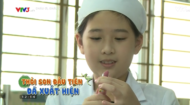 Con gái Hồng Vân tự tay làm son và đi bán kiếm tiền - Ảnh 3.