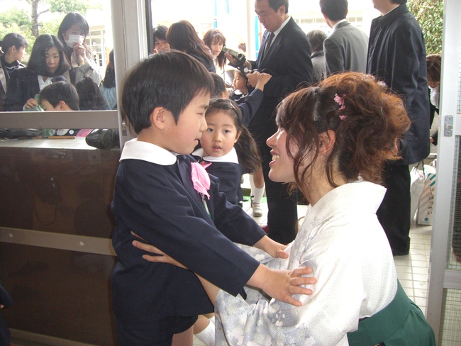 Lễ tốt nghiệp mẫu giáo tại Nhật: Ngày hội chia xa đầy nước mắt - Ảnh 2.