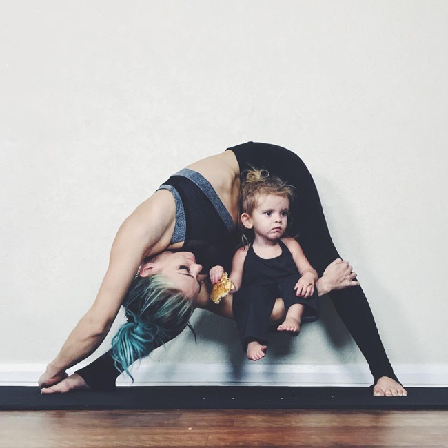 Ngẩn ngơ ngắm bộ ảnh 3 mẹ con cùng tập yoga đang gây bão Instagram - Ảnh 18.