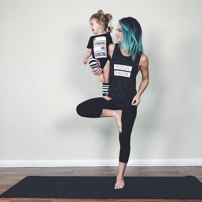 Ngẩn ngơ ngắm bộ ảnh 3 mẹ con cùng tập yoga đang gây bão Instagram - Ảnh 4.