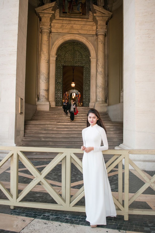 Á hậu Thùy Dung gây chú ý khi diện áo dài trắng tinh chụp ảnh ở châu Âu - Ảnh 2.