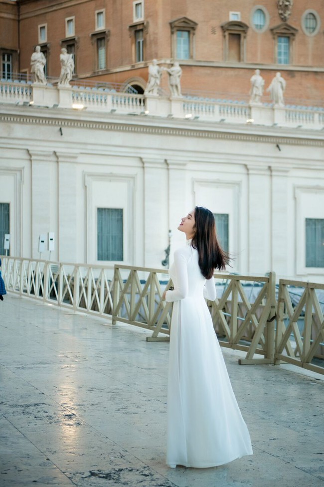 Á hậu Thùy Dung gây chú ý khi diện áo dài trắng tinh chụp ảnh ở châu Âu - Ảnh 5.