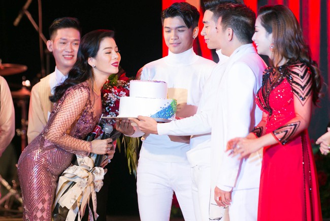 Lệ Quyên rưng rưng xúc động vì được Đàm Vĩnh Hưng mừng sinh nhật sớm - Ảnh 6.