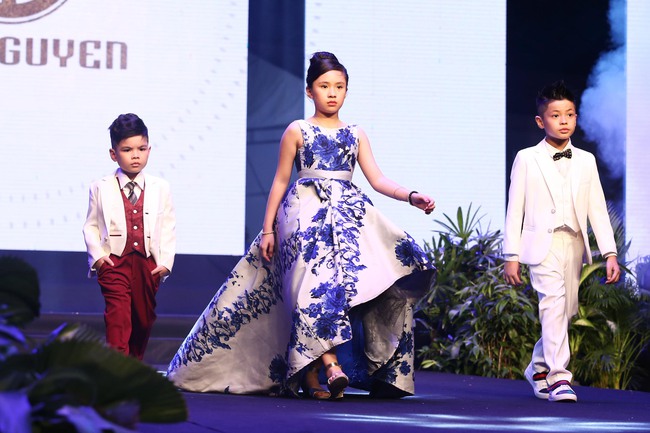 Loạt nhóc tì nhà sao Việt catwalk siêu tự tin cùng bố mẹ trên sàn diễn của Tuần lễ thời trang  - Ảnh 17.