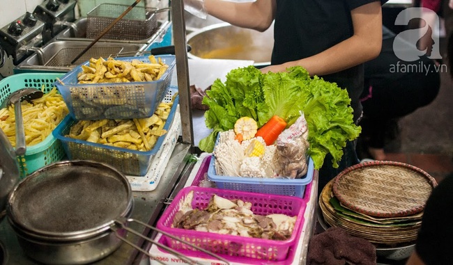 Cuối tuần dạo quanh phố đi bộ, đừng quên ghé hàng bún vỉa hè Hà Nội 20 năm tuổi - Ảnh 17.