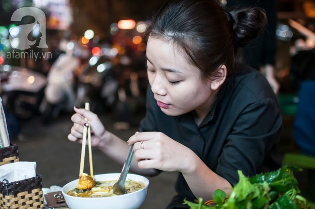 Cuối tuần dạo quanh phố đi bộ, đừng quên ghé hàng bún vỉa hè Hà Nội 20 năm tuổi - Ảnh 13.