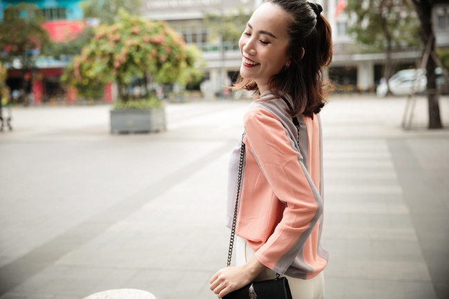 Street style tuần qua: Quý cô Hà Nội kiểu cách, đối lập hẳn với quý cô Sài Gòn nhẹ nhàng dễ mê - Ảnh 1.