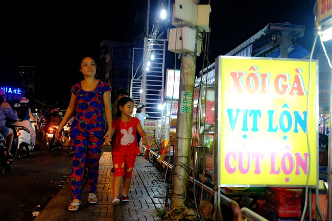 Ghé chợ hàng rong Sài Gòn nghe chuyện phố, nếm nhộn nhịp đô thành - Ảnh 8.