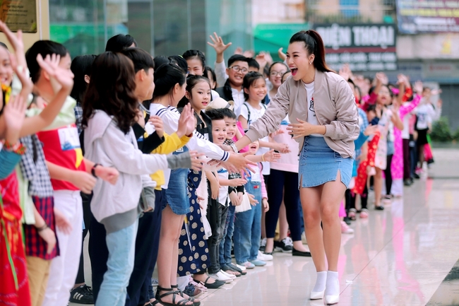 Á hậu Hoàng Oanh thấy mình trẻ gần chục tuổi khi dẫn Vietnam Idol Kids - Ảnh 5.