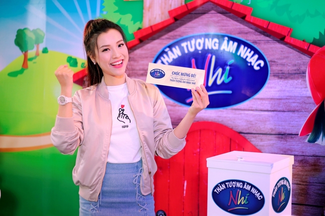 Á hậu Hoàng Oanh thấy mình trẻ gần chục tuổi khi dẫn Vietnam Idol Kids - Ảnh 2.