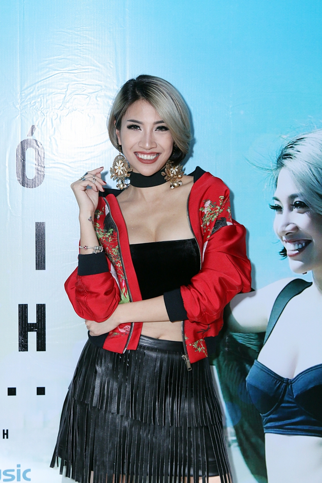 Pha Lê mặc thiếu vải hết cỡ, rạng rỡ ra mắt phim ca nhạc  - Ảnh 2.