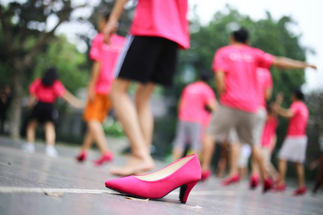 Khi đã đủ yêu thương phụ nữ, đàn ông có mang giày cao gót nhảy múa trên phố đi bộ cũng chẳng sao! - Ảnh 7.