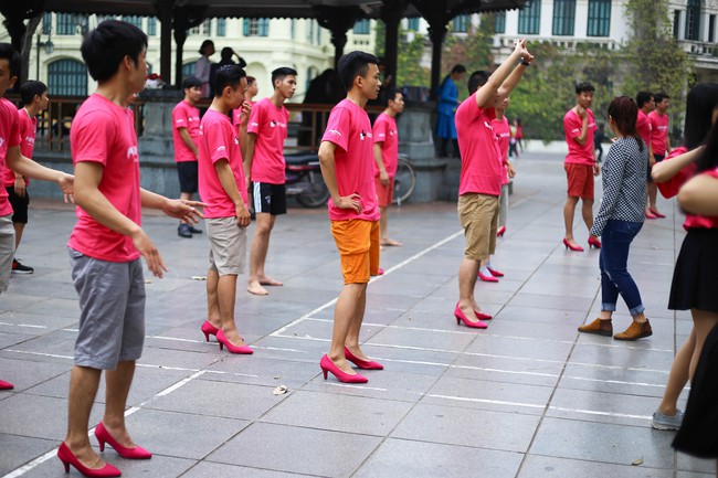 Khi đã đủ yêu thương phụ nữ, đàn ông có mang giày cao gót nhảy múa trên phố đi bộ cũng chẳng sao! - Ảnh 3.