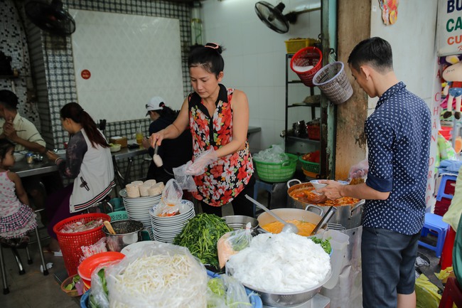 Chiều Sài Gòn lộng gió, ghé hẻm nhỏ Võ Văn Tần ăn tô bún riêu đúng điệu miền Nam, để nhớ về phương Bắc - Ảnh 3.