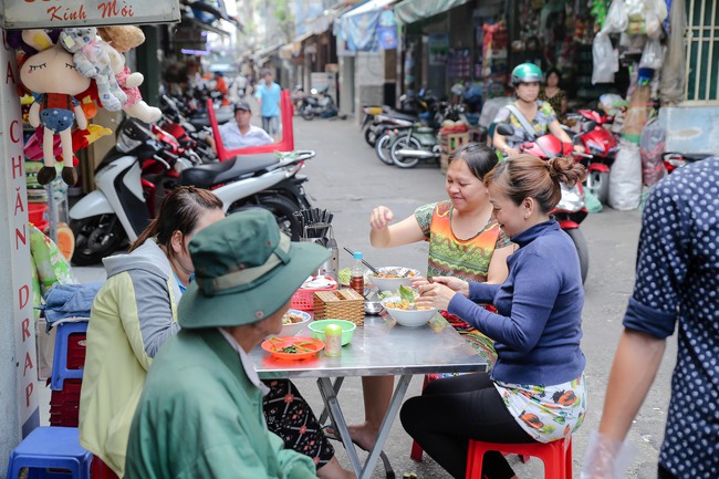 Chiều Sài Gòn lộng gió, ghé hẻm nhỏ Võ Văn Tần ăn tô bún riêu đúng điệu miền Nam, để nhớ về phương Bắc - Ảnh 7.