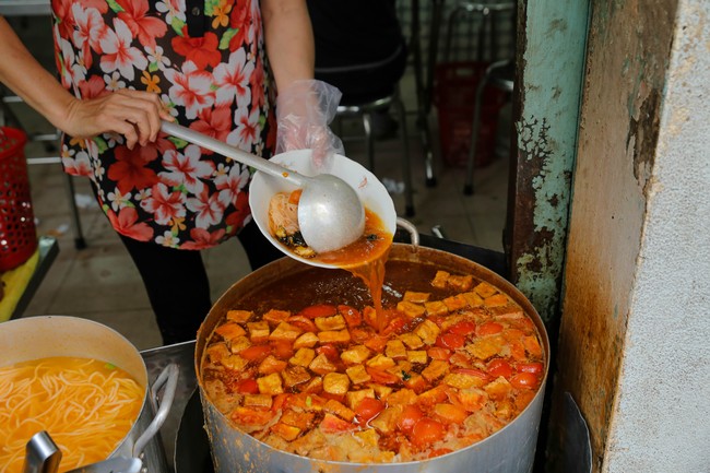 Chiều Sài Gòn lộng gió, ghé hẻm nhỏ Võ Văn Tần ăn tô bún riêu đúng điệu miền Nam, để nhớ về phương Bắc - Ảnh 6.